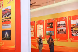 纪念越南共产党成立95周年图片展。图自越通社