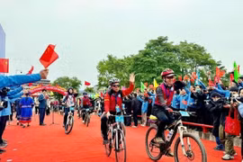 附图：题为"跨境骑行，友谊同行"的自行车友谊赛。图自越通社