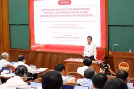越共中央政治局委员、中央书记处常务书记陈锦秀发表讲话。图自越通社