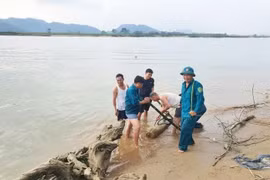 乂安省军事指挥部工兵力量随即对引信进行失效处理，与金莲乡军事指挥部配合，打捞并将炸弹转运至指定区域，成功实施销毁，确保人员和财产的绝对安全。图自https://baomoi.com