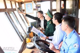 广治省职能部门定期检查渔船船东的船舶监控系统（VMS）设备的安装和运行情况。图自越通社