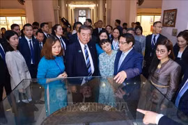 越南政府总理范明政夫妇与日本首相夫妇参观越南国家历史博物馆。图自越通社