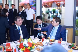 越南政府总理范明政和日本首相石破茂共进早餐，品尝越南咖啡。图自越通社