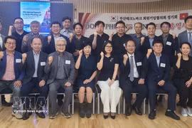 与会代表合影。图自越通社