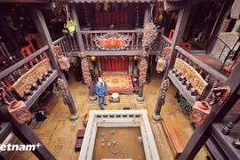 游客参观钵场手工艺村传统古宅。图自Vietnam+