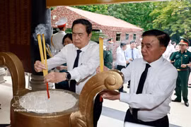 国会主席陈青敏赴胡志明市敬献花圈、上香缅怀革命先烈