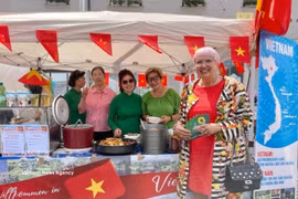 德国联邦议院议员克劳蒂亚·罗斯参观越南展位。图自越通社