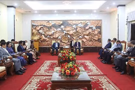 越南驻柬埔寨大使馆与柬埔寨人民党常务委员会代表团举行亲切会面交流活动。图自越通社