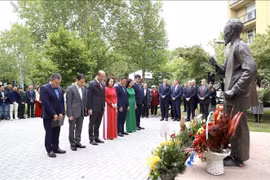 越南驻匈牙利大使馆同匈牙利佐洛埃格塞格市政府在胡志明主席塑像举行敬献花篮仪式。图自越通社