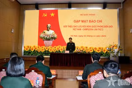 越南人民军总政治局宣传教育局局长阮文德中将在发布会上发表讲话。图自