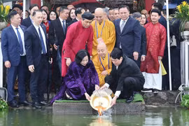 越南国家主席梁强与海外侨胞代表在李太祖雕像和玉山祠上香