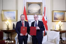 英国首相基尔·斯塔默与越共中央总书记苏林交换联合声明。图自越通社