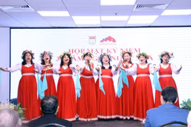 胡志明市越俄友好协会成员表演的节目。图自越通社