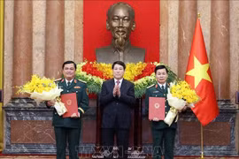 越南国家主席、国防安全委员会主席、武装力量统帅梁强在主席府主持仪式，向国防部两位高级军官授予晋升上将军衔的决定。图自越通社