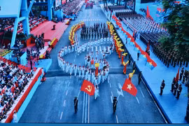 纪念南方解放国家统一50周年庆典阅兵游行总彩排在胡志明市举行