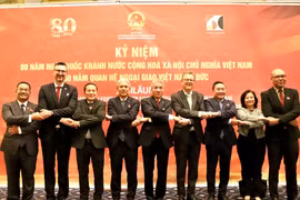 越南驻德大使阮得成发和嘉宾合影。图自越通社