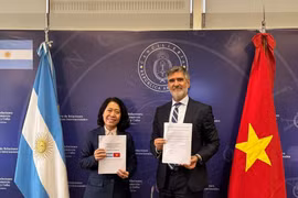 阿根廷外交、国际贸易和宗教事务部副部长费尔南多·布伦与越南驻阿根廷大使吴明月出席越南与阿根廷政府间经贸和科技合作委员会第八次会议。图自越通社