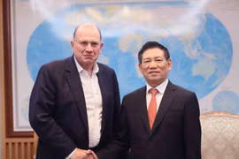 越南政府副总理胡德福会见友邦保险集团董事长马克·塔克。图自越通社