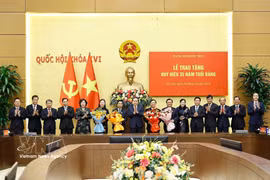 越南国会主席陈青敏出席35年党龄纪念章颁发仪式。图自越通社