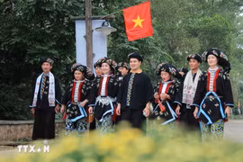 身着传统服饰的瑶族人前往越南国家民族文化旅游村。图自越通社