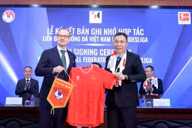 越南足球联合会（VFF）与德国足球甲级联赛（Bundesliga）合作备忘录签字仪式。图自VFF