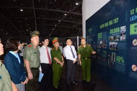 政府副总理黎成龙与参观了广宁省毒品预防和控制活动展区。图自越通社
