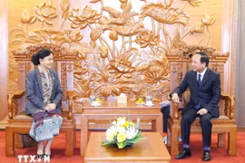 越共中央书记处书记、中央宣教与民运部部长郑文决（右）会见老挝人民革命党中央委员、老挝建国阵线中央委员会主席英拉万·乔本潘。图自越通社