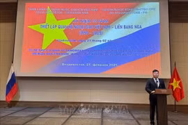 越南驻符拉迪沃斯托克总领事阮登贤发表讲话。图自越通社