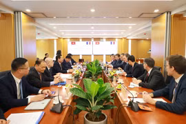 法国交通部长菲利普·塔巴罗特与越南建设部部长陈鸿明举行工作会谈。图自越通社