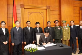 老挝人民革命党中央总书记、国家主席通伦·西苏里在吊唁簿上留言。图自越通社