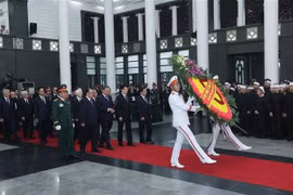 党、国家、国会、政府、越南祖国阵线各部委怀着无比沉痛的心情齐聚越南国家殡仪馆，出席为原国家主席陈德良的吊唁仪式。图自越通社