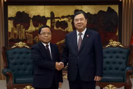 越南政府常务副总理范家足会见老挝副总理兼司法部长坎潘·彭玛塔。图自baochinhphu.vn