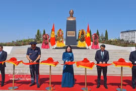 越南国家副主席武氏映春与吉尔吉斯斯坦领导人代表共同为胡志明主席纪念碑剪彩。图自越通社