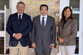 越南驻珀斯总领事范海英与澳大利亚北领地行政长官戴维·康诺利及夫人合影。图自越通社