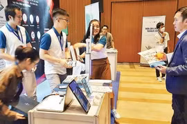 企业在胡志明市数字化转型日介绍数字化转型解决方案。图自nhandan.vn