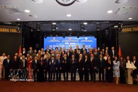双方代表合影。图自越通社