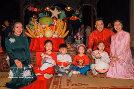 游客们对中秋节传统玩具十分感兴趣。图自越通社