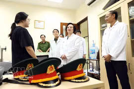 越南政府副总理范氏清茶看望慰问越南科学技术翰林院生物学研究所DNA鉴定中心干部和人员。图自越通社