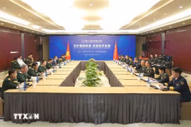 国防部长潘文江大将与多国防长进行会晤