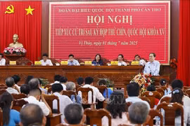 越南国会主席陈青敏在国会第九次会议后开展选民接待活动。图自越通社