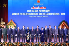 越南国家主席梁强和出席越南教师节（11/20）纪念典礼的代表合影。图自越通社