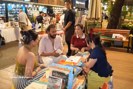 众多读者参加在胡志明市书街举行的第四届夜间书籍与文化节。图自越通社
