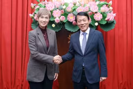 越共中央政治局委员、公安部部长梁三光大将同新加坡数码发展及新闻部长约瑟芬·张。图自越通社