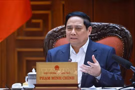 12月16日上午，政府总理范明政主持召开政府常务会议，与各部门和各省、中央直辖市就筹备同步举行庆祝越南共产党第十四次全国代表大会的一批规模大、意义重大的工程和项目开工、落成典礼进行讨论。图自越通社