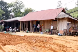 力争在2025年12月31日前完成临时住房和危旧房清零工作。图自越通社