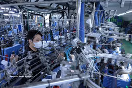 袜子生产线。图自越通社