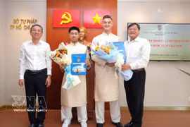 吴登科和黎江·帕特里克目前是胡志明市公安足球俱乐部的球员。图自越通社