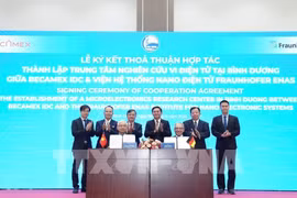 Becamex IDC总公司与德国弗劳恩霍夫电子纳米系统研究所ENAS在平阳会展中心签署了建设平阳微电子研究中心的合作协议。图自越通社