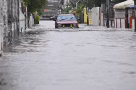 泰国曼谷暴雨引发洪涝灾害。图自新华社
