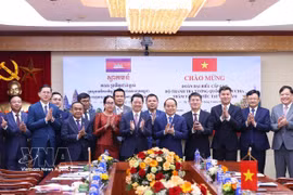 越南政府监察总署总监察长阮国团和柬埔寨监察部部长宋速肯以及双方代表合影。图自越通社